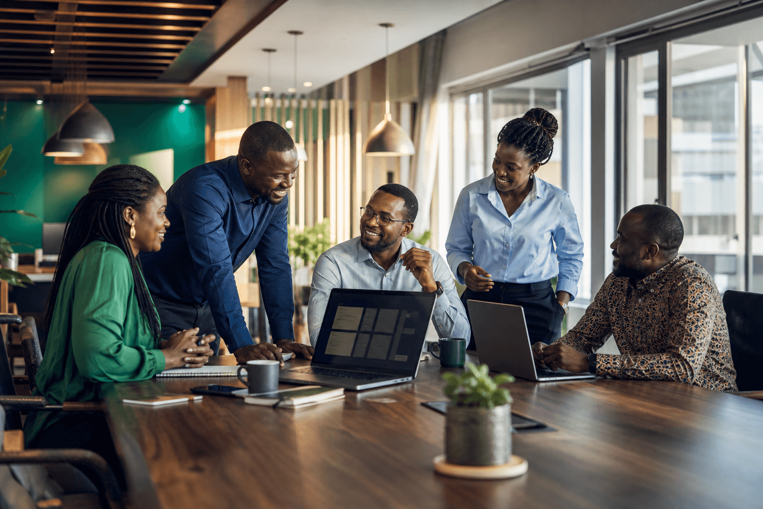 Équipe au travail dans un espace moderne